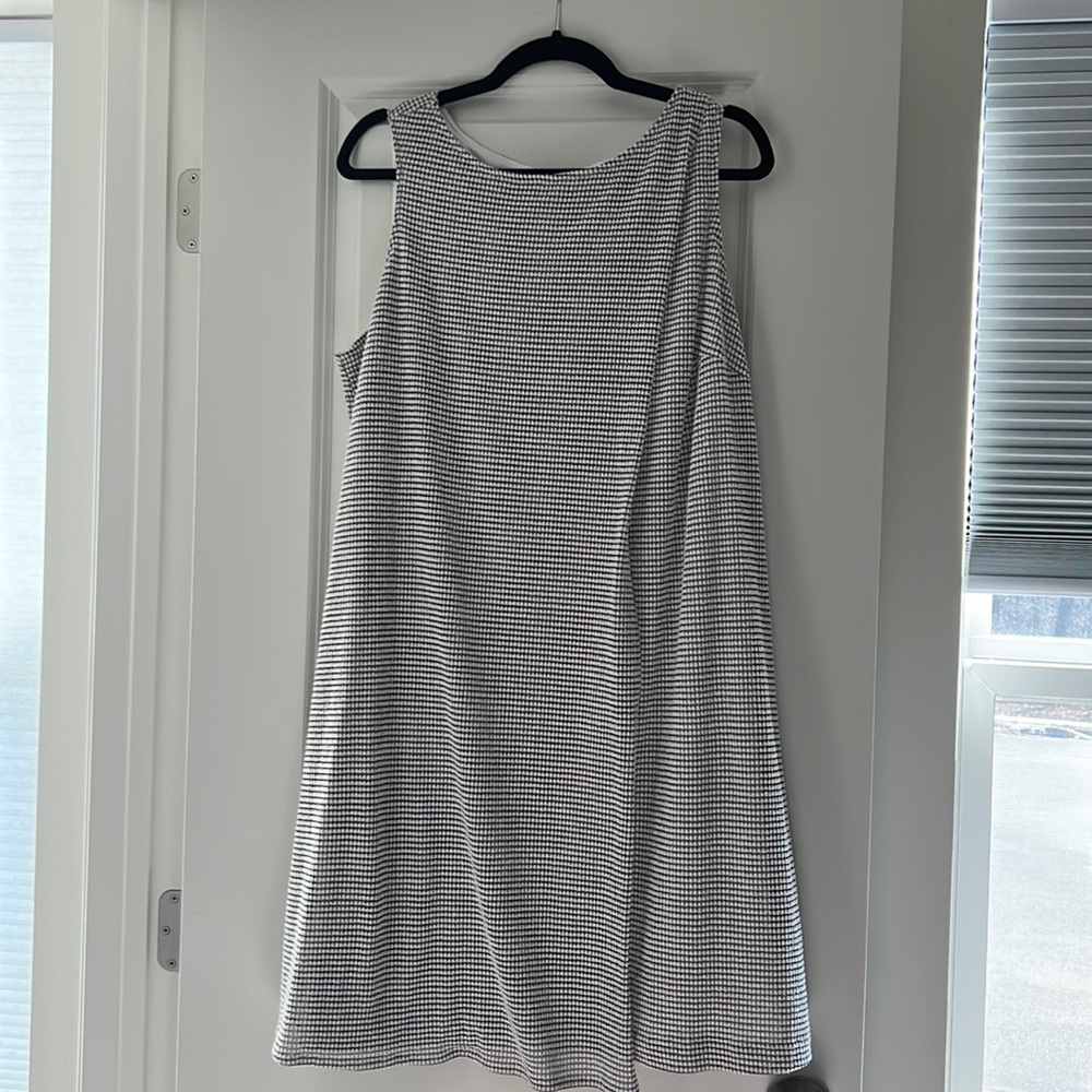 Black and white mini dress 20W